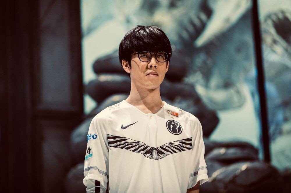 《巴萨欧冠开门红……牌》