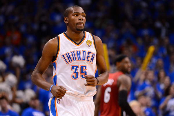 善用新规🤓裁判给鹈鹕界外球 科尔挑战成功后改判为奥妞犯规.