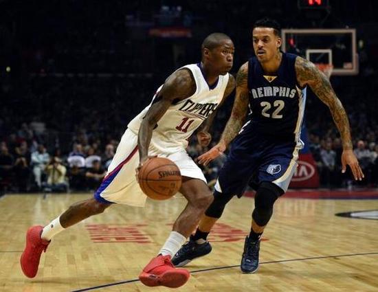 善用新规🤓裁判给鹈鹕界外球 科尔挑战成功后改判为奥妞犯规.